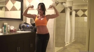 HOTJULIAXX Flexing her Sexy Hot Muscles