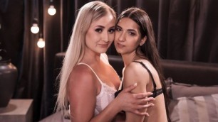 Nubile lesbians Cayla Lyons and Moona Snake facesitting orgasm